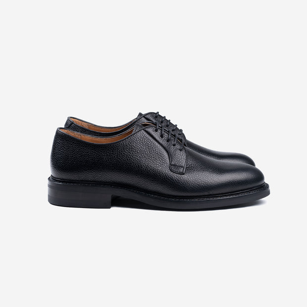 Plain toe derby in Black Scotch Grain