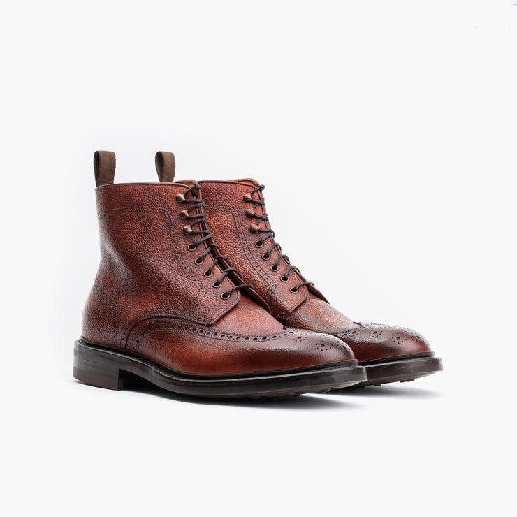 Lace-up brogue boot in patinated brown scotch grain