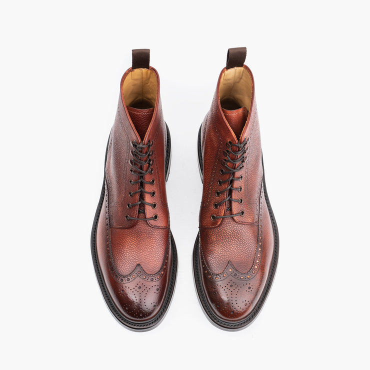Lace-up brogue boot in patinated brown scotch grain